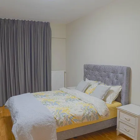 Апартаменти Diamond's New Royal In With Free Private Parking And Stunning Mountain Views