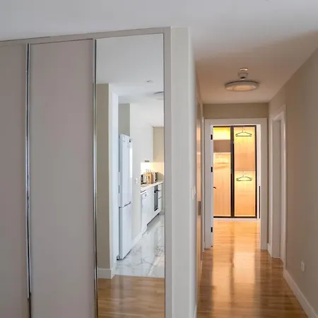 Апартаменти Diamond's New Royal In With Free Private Parking And Stunning Mountain Views *