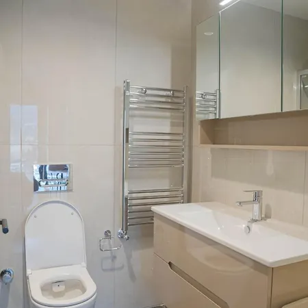 Апартаменти Diamond's New Royal In With Free Private Parking And Stunning Mountain Views