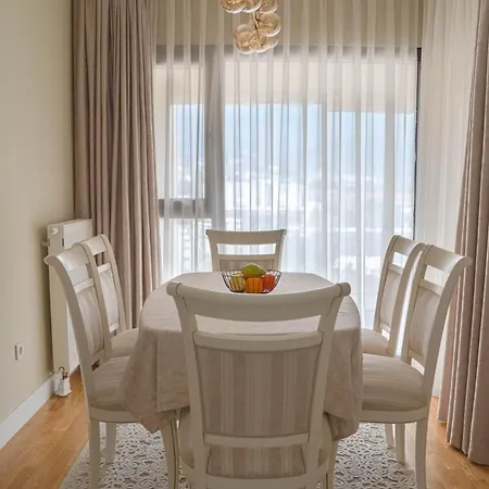 Апартаменти Diamond's New Royal In With Free Private Parking And Stunning Mountain Views *