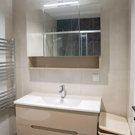 Апартаменти Diamond's New Royal In With Free Private Parking And Stunning Mountain Views *