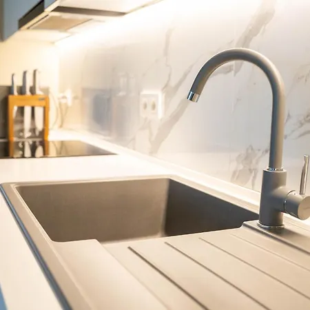 Апартаменти Diamond's New Royal In With Free Private Parking And Stunning Mountain Views *